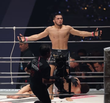 強すぎる王者に会場悲鳴 シェイドゥラエフが朝倉未来に衝撃の1回TKO勝ち パワーで圧倒 投げ飛ばし、バックマウントからボコボコに・・・朝倉は失神、担架で搬送