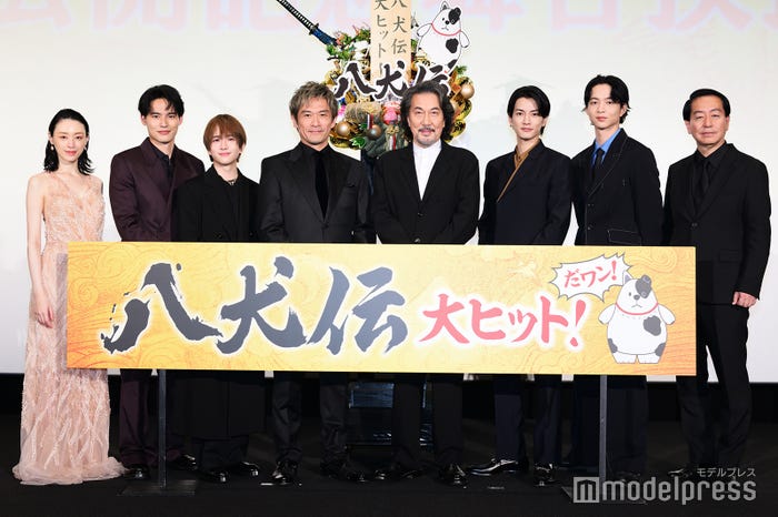 (左から)栗山千明、水上恒司、板垣李光人、内野聖陽、役所広司、渡邊圭祐、鈴木仁(C)モデルプレ