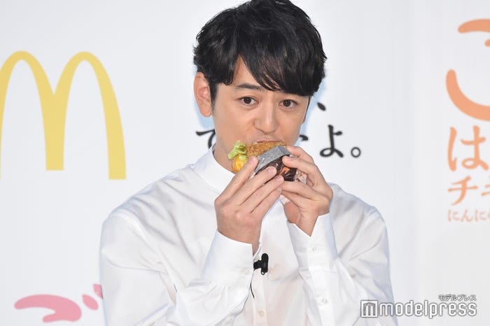 ごはんバーガーにかぶりつく妻夫木聡 (C)モデルプレス