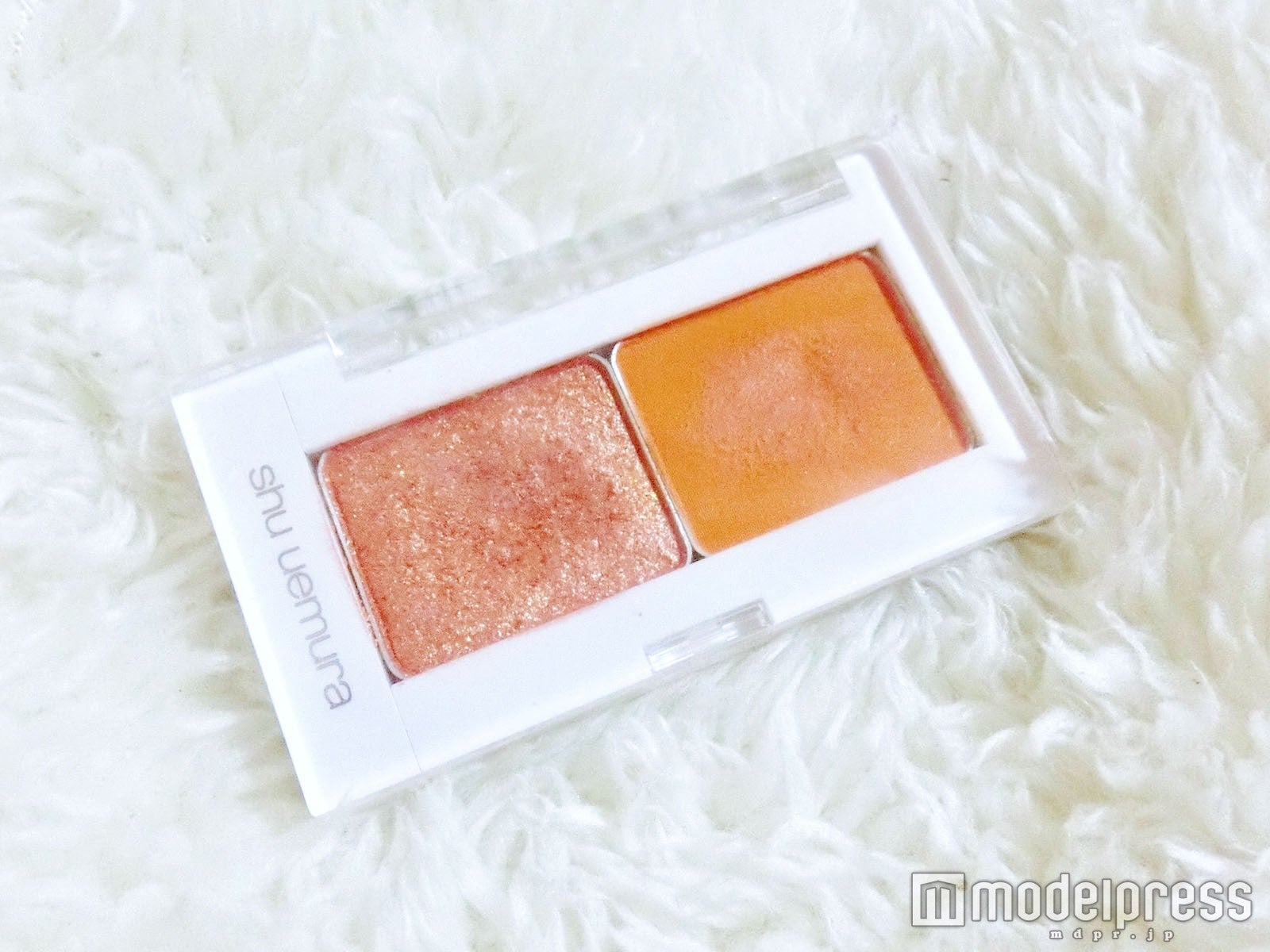 パレット左から【shu uemura】「プレスド　アイシャドー“G250”」、「プレスドアイシャドー“M260”」／写真：mari（C）モデルプレス