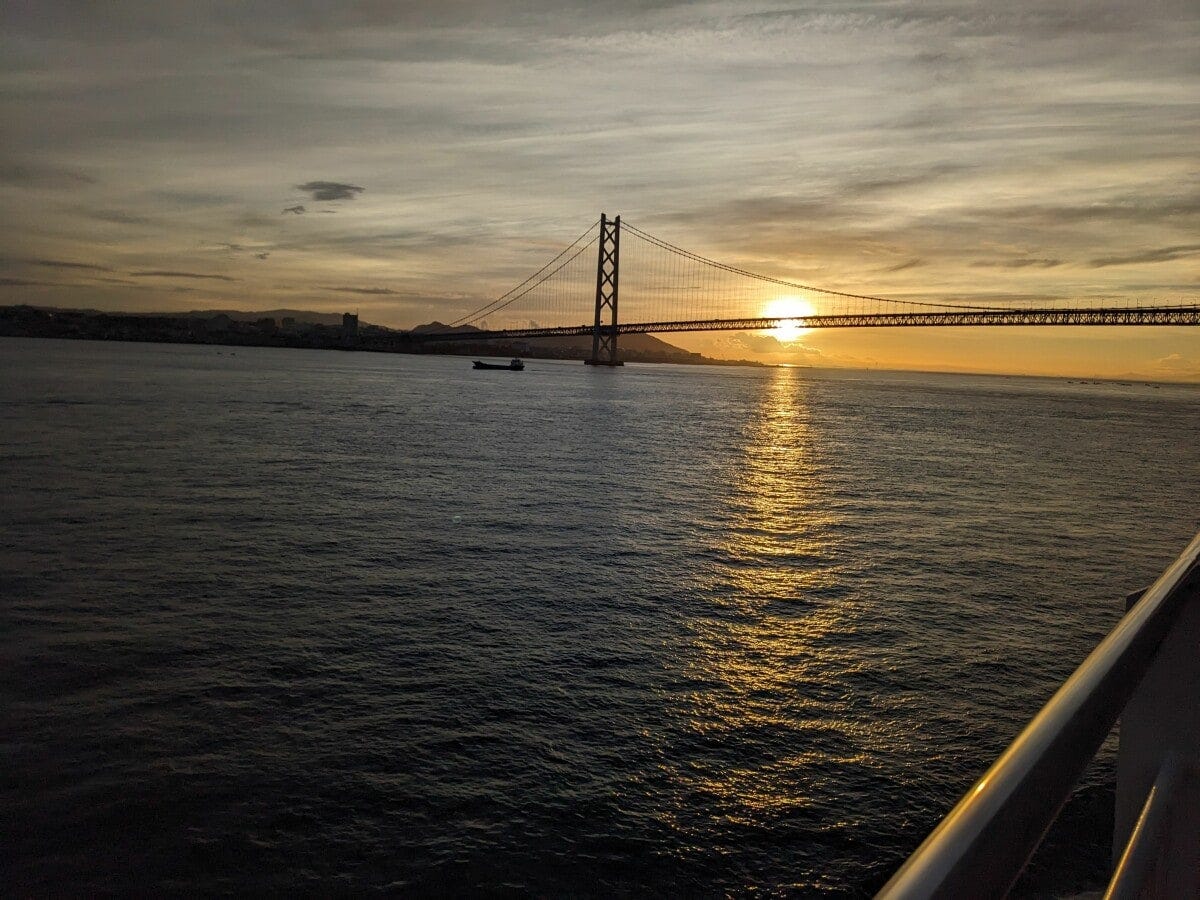 明石海峡大橋を通過。