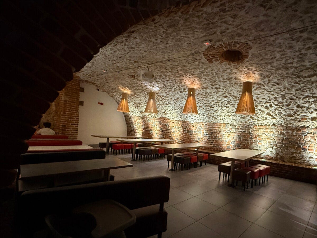 クラクフではマクドナルドもこの雰囲気！