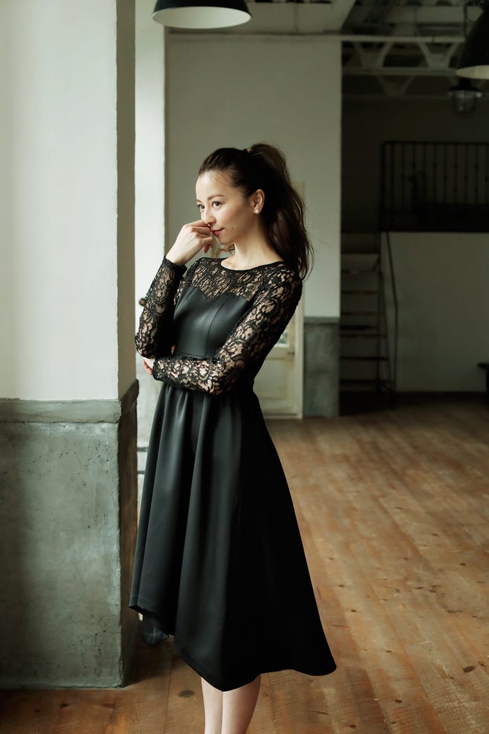 デコルテレースロングスリーブミディアムドレス¥20,196(税込)/darial(C)TOPLOG