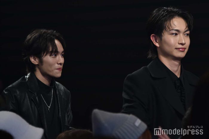 客席に降りた山下幸輝、綱啓永(C)モデルプレス
