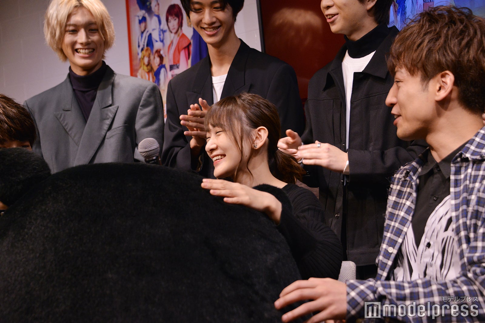 くまモンに抱き着かれる生駒里奈 （C）モデルプレス