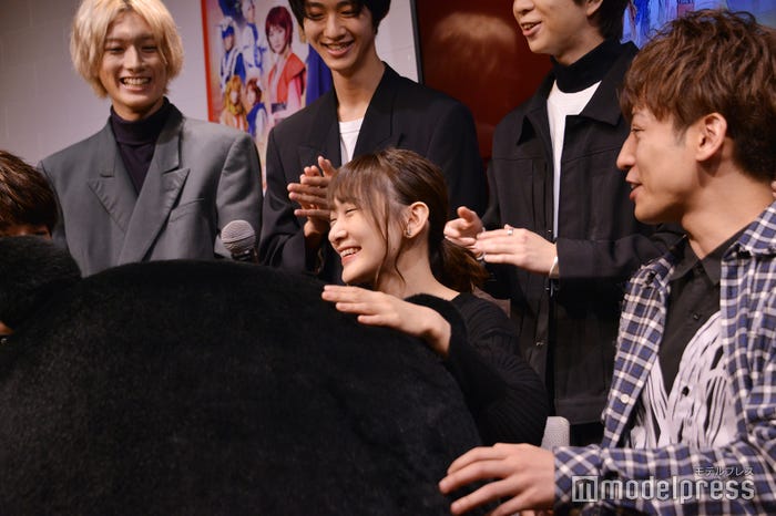 くまモンに抱き着かれる生駒里奈 (C)モデルプレス