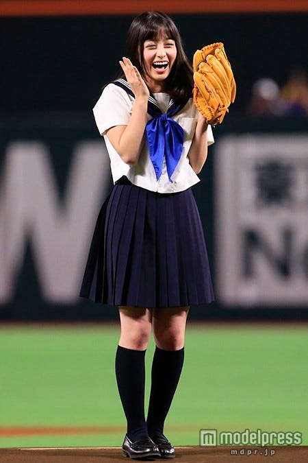 橋本環奈(C)2016「セーラー服と機関銃 -卒業-」製作委員会