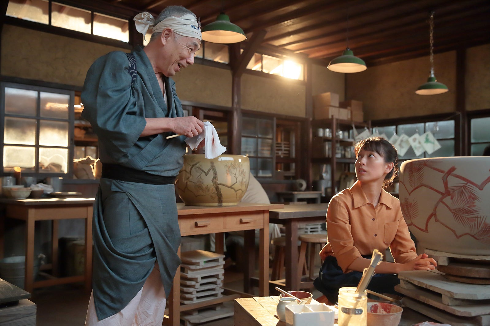 イッセー尾形、戸田恵梨香（C）NHK