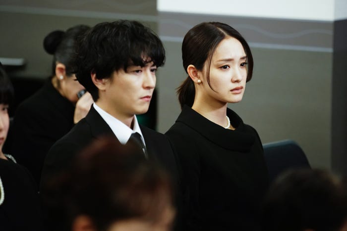 稲葉友、剛力彩芽「良いこと悪いこと」第7話(C)日本テレビ