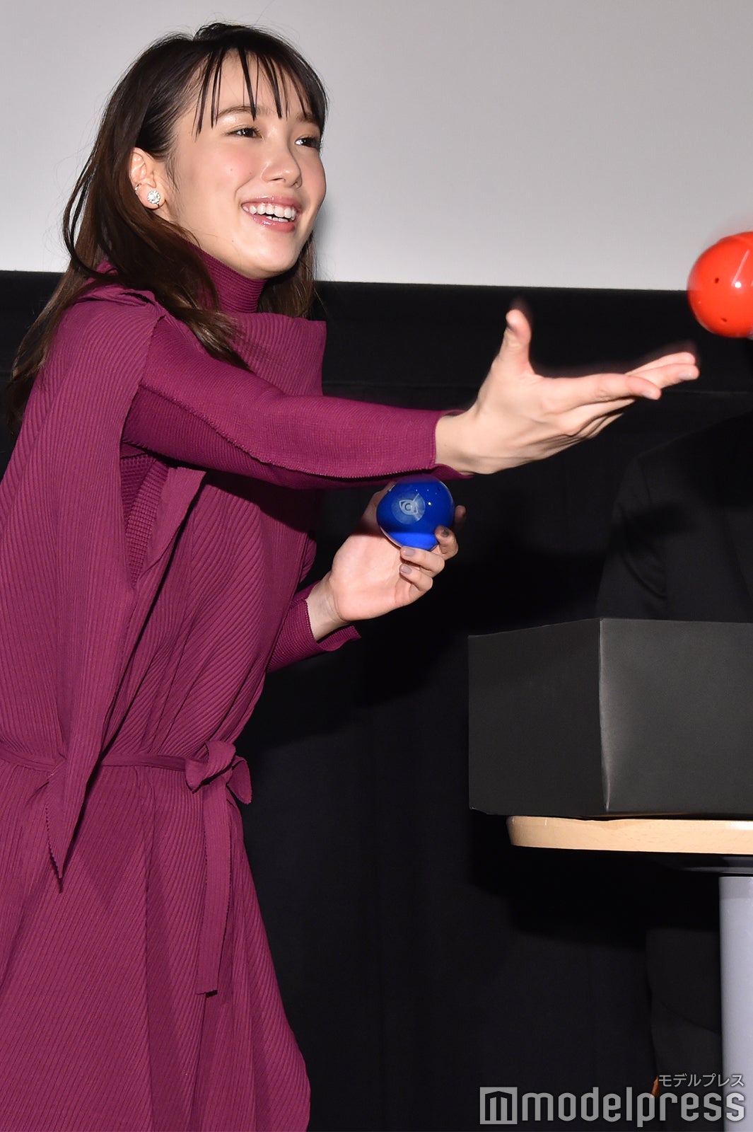 お清めの“塩”飴撒きをする飯豊まりえ （C）モデルプレス