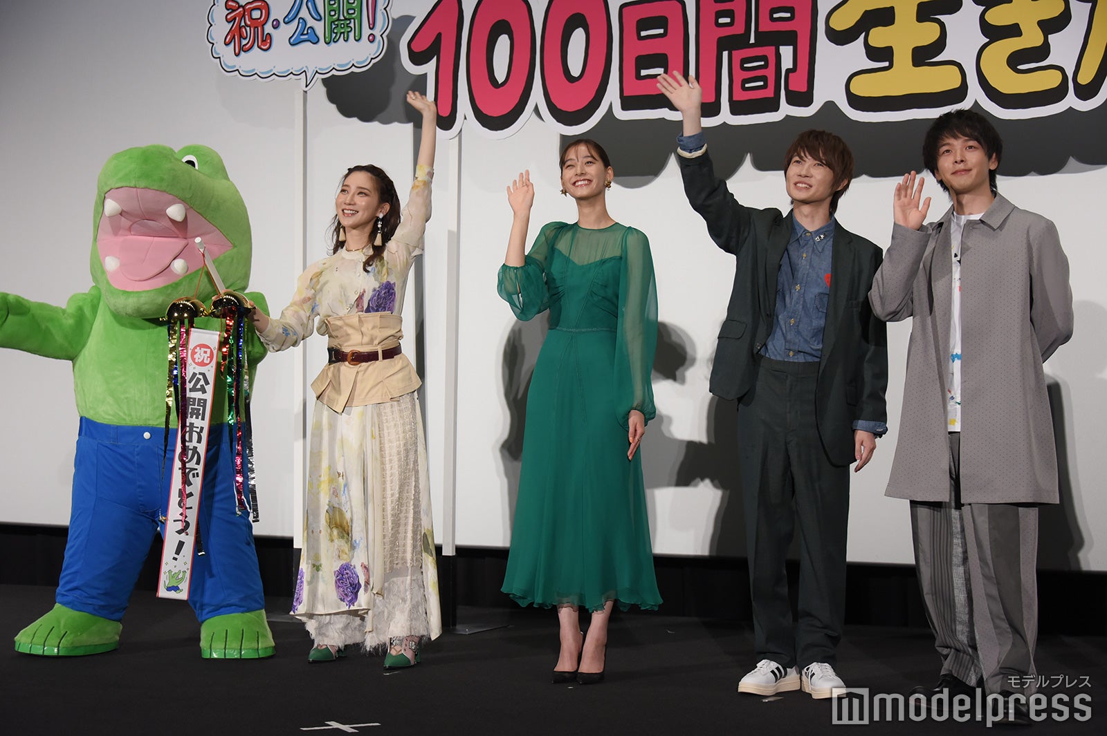 （左から）ファーストサマーウイカ、新木優子、神木隆之介、中村倫也（C）モデルプレス