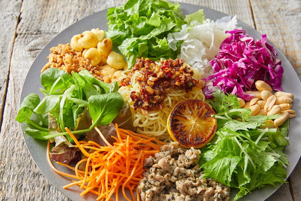 サンライズプレート＜フリッパーズ風和え麺＞税込1,485円／画像提供：フレーバーワークス