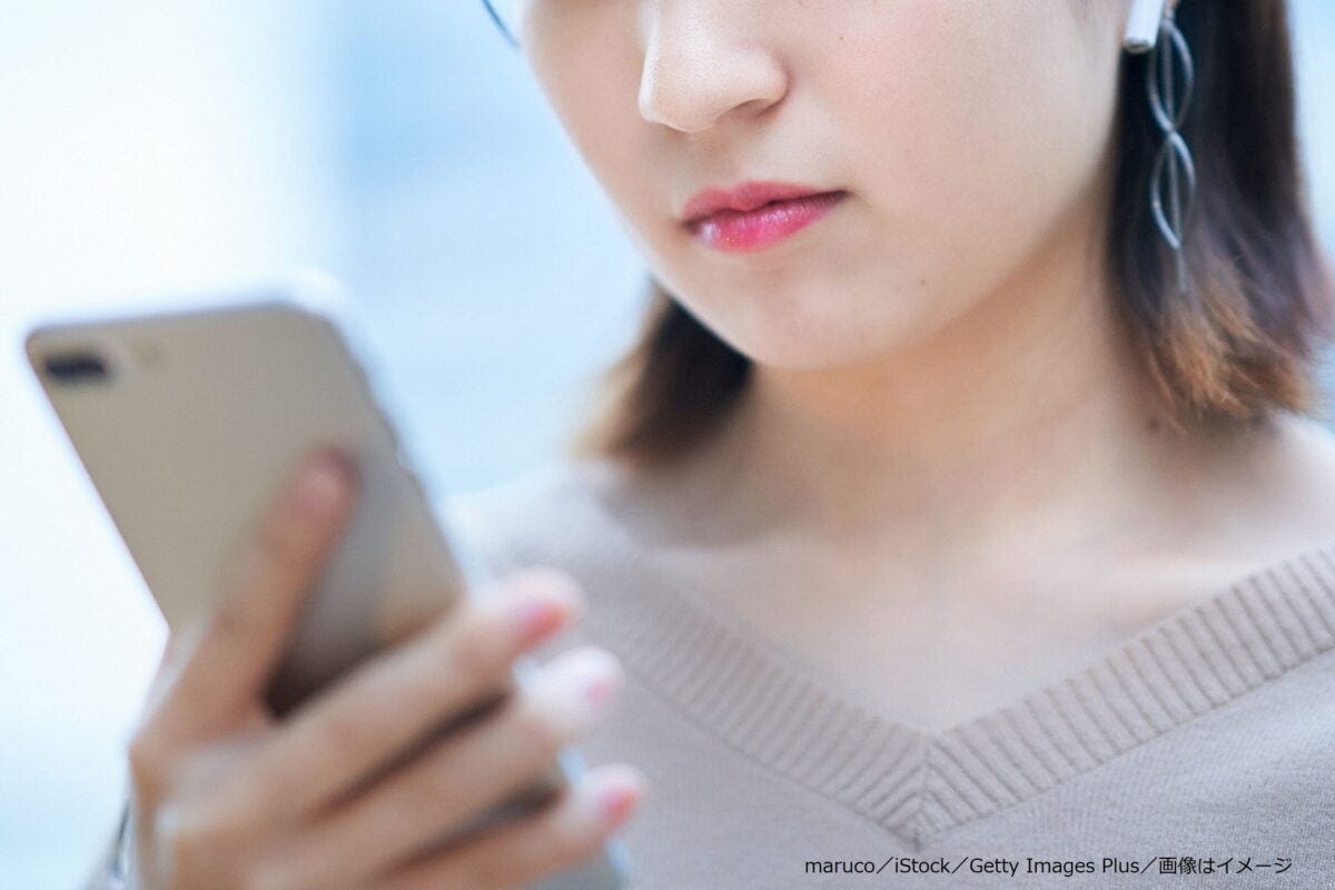 スマホを見る女性
