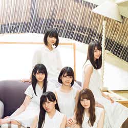 モデルプレス - けやき坂46、純白衣装で色白素肌あらわ “ふーふー顔”も披露