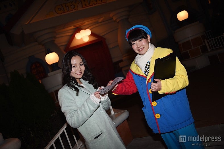 「光の書」をゲット／モデル：阿井莉沙