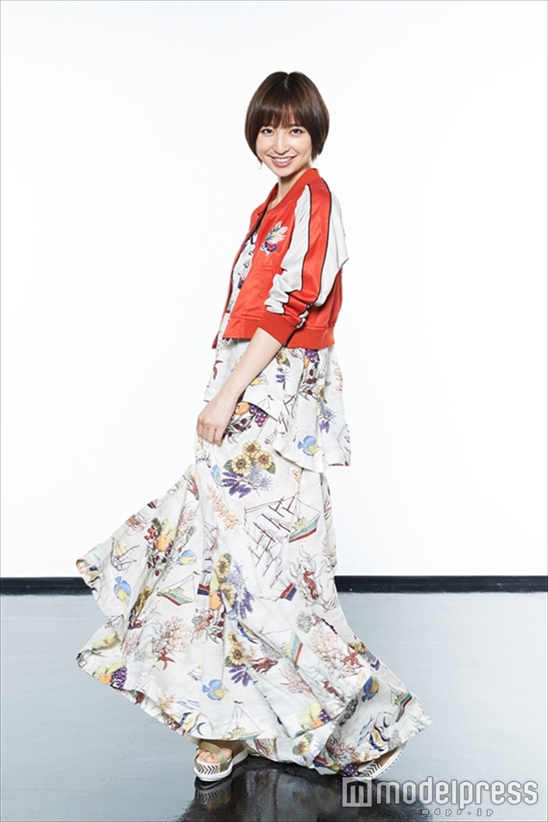 篠田麻里子、スカジャン×総柄ワンピの王道“タッキー”スタイルが可愛い！＜ファッションチェック＆独占コメント＞