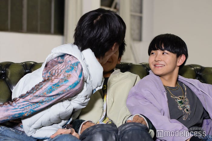 KANONを笑わせるRUI、それを見守るTAIKI/BMSGトレーニー(C)モデルプレス