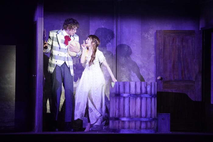 ミュージカル「ダンス オブ ヴァンパイア」(左から)アルフレート:東啓介、サラ:桜井玲香(提供写真)