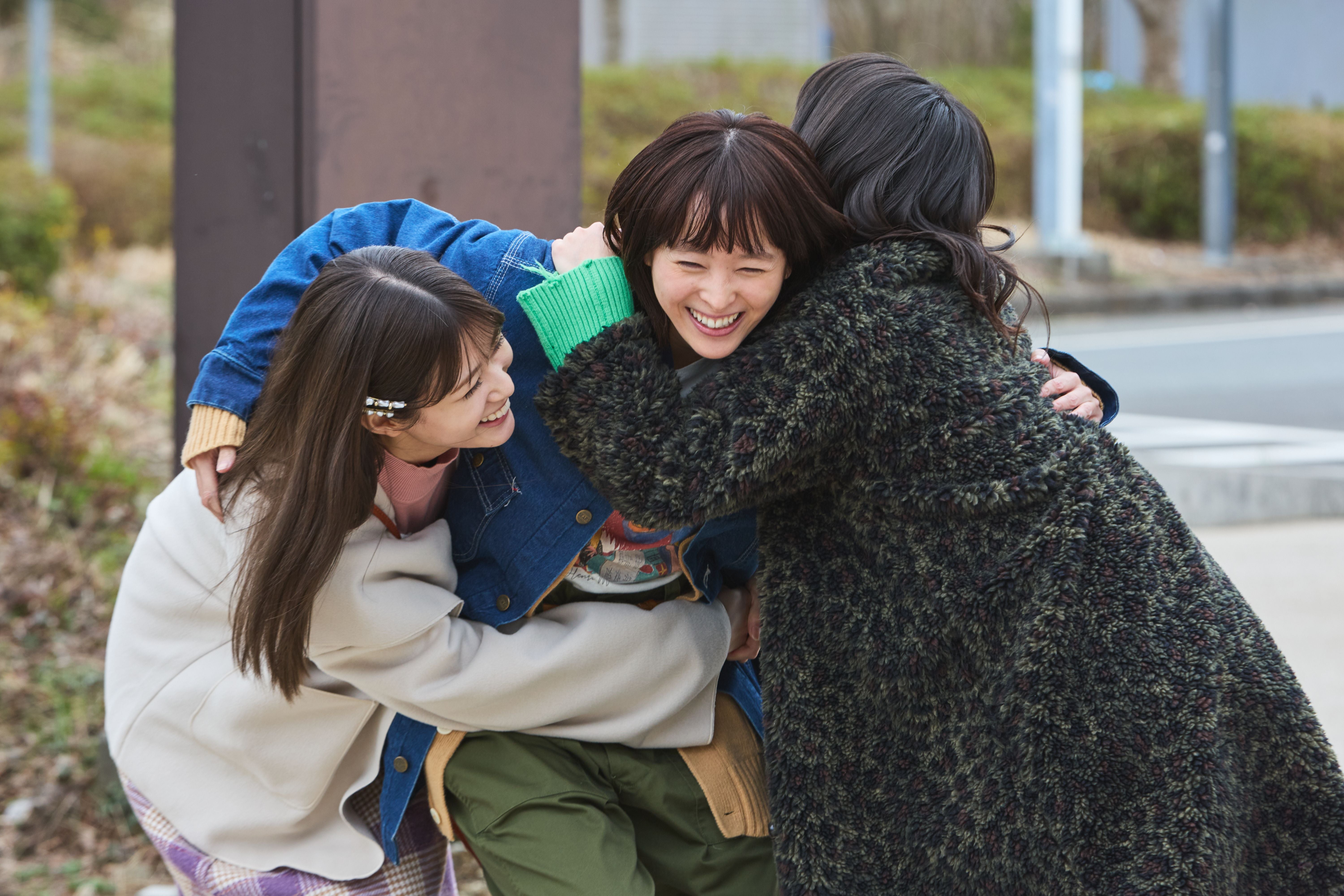 生見愛瑠、岸井ゆきの、清野菜名「日曜の夜ぐらいは…」第2話より（C）ABCテレビ