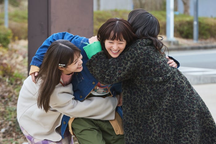 生見愛瑠、岸井ゆきの、清野菜名「日曜の夜ぐらいは…」第2話より(C)ABCテレビ