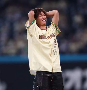 ジャンプの二階堂蓮 始球式でワンバン投球に頭抱える「見なかったことにしてください」 北海道ユニで登板
