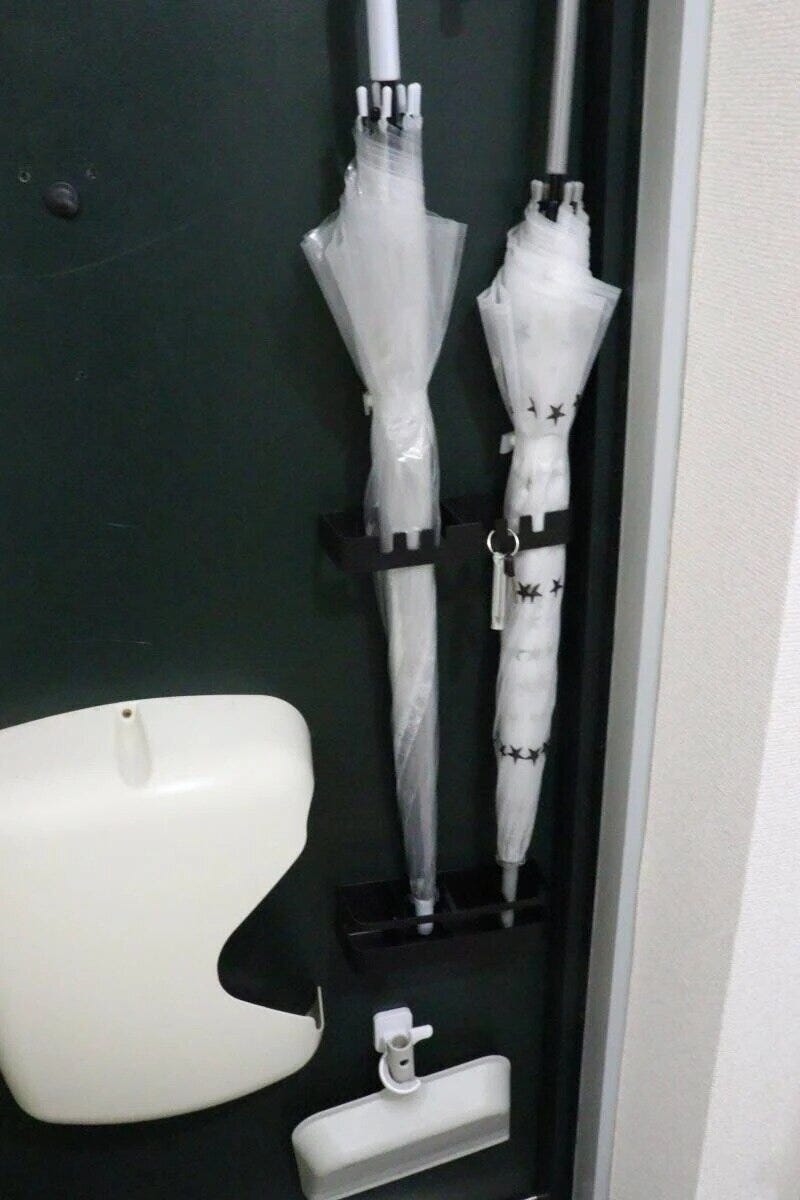 ダイソー 傘立て(4本、マグネットタイプ、黒) 使用例 ダイソー 傘立て(4本、マグネットタイプ、黒) 使用例