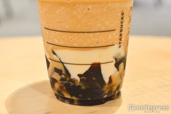 濃厚なカスタードバニラソースがたっぷり(C)モデルプレス