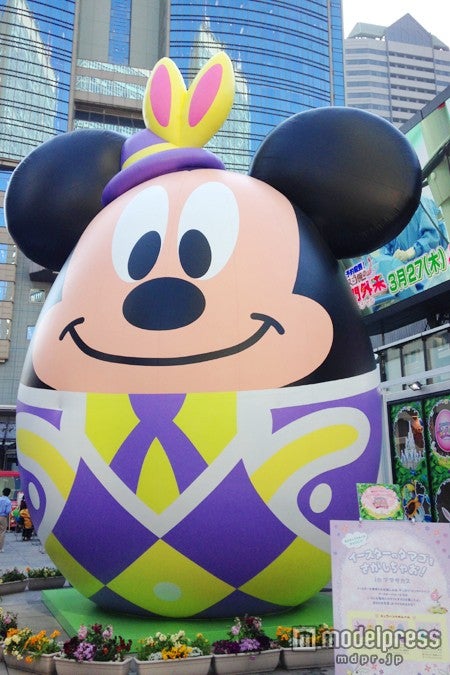 巨大なミッキー･イースターエッグのバルーンがお出迎え