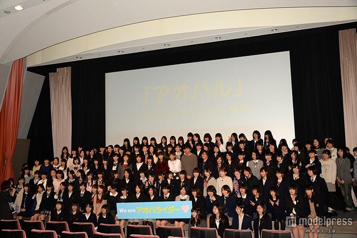 150人の女子と記念撮影