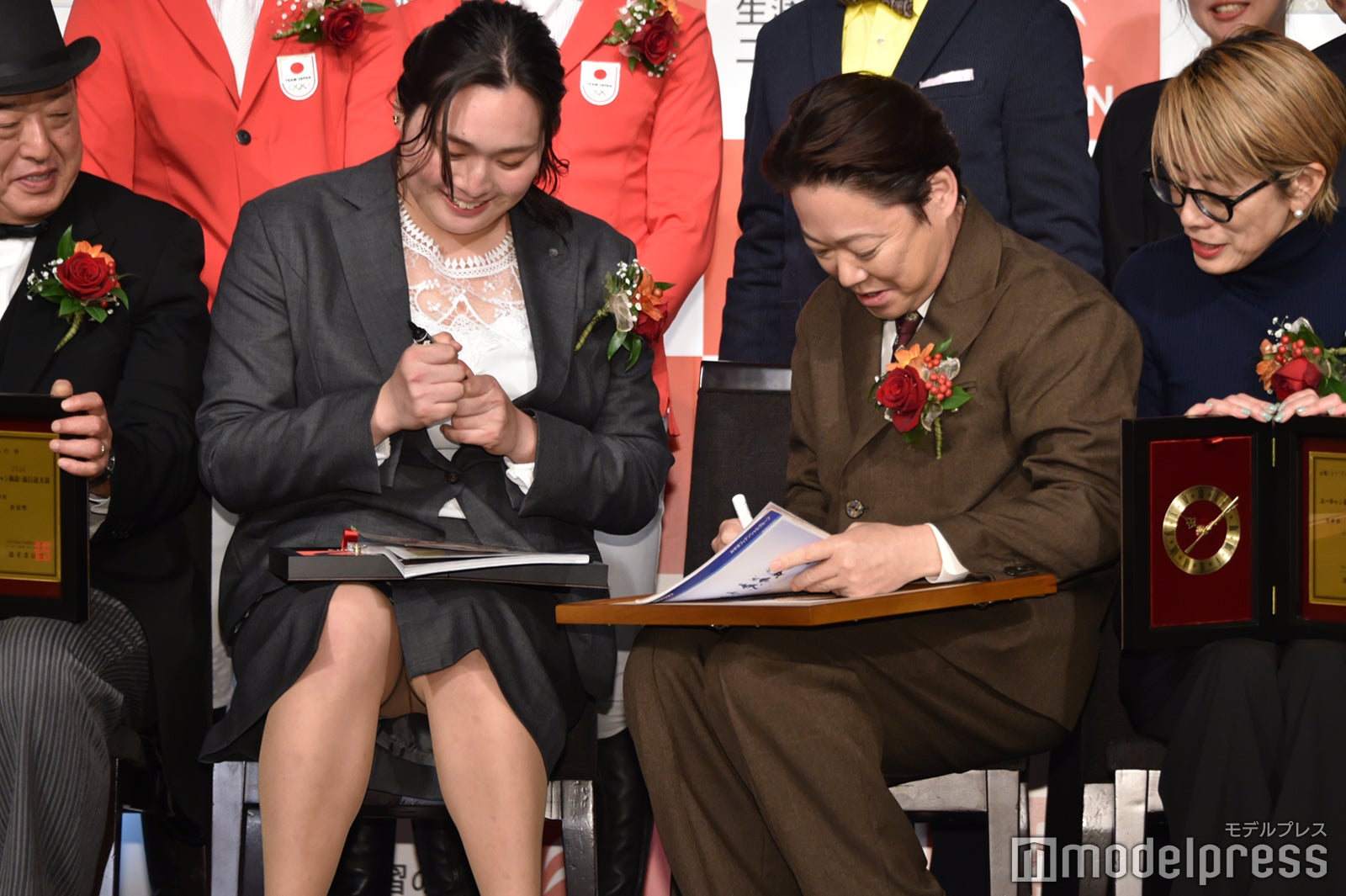 サイン対応する北口榛花選手、阿部サダヲ（C）モデルプレス