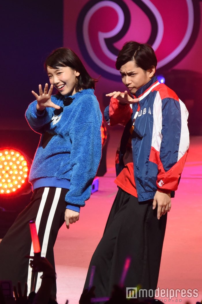 千葉雄大 飯豊まりえ 2ショットでノリノリランウェイ 見つめ合い に会場熱狂 Seventeen 夏の学園祭16 モデルプレス 千葉雄大 飯豊まりえ 2ショットでノリノリランウェイ 見つめ合い に会場熱狂 Seventeen 夏の学園祭16 モデルプレス