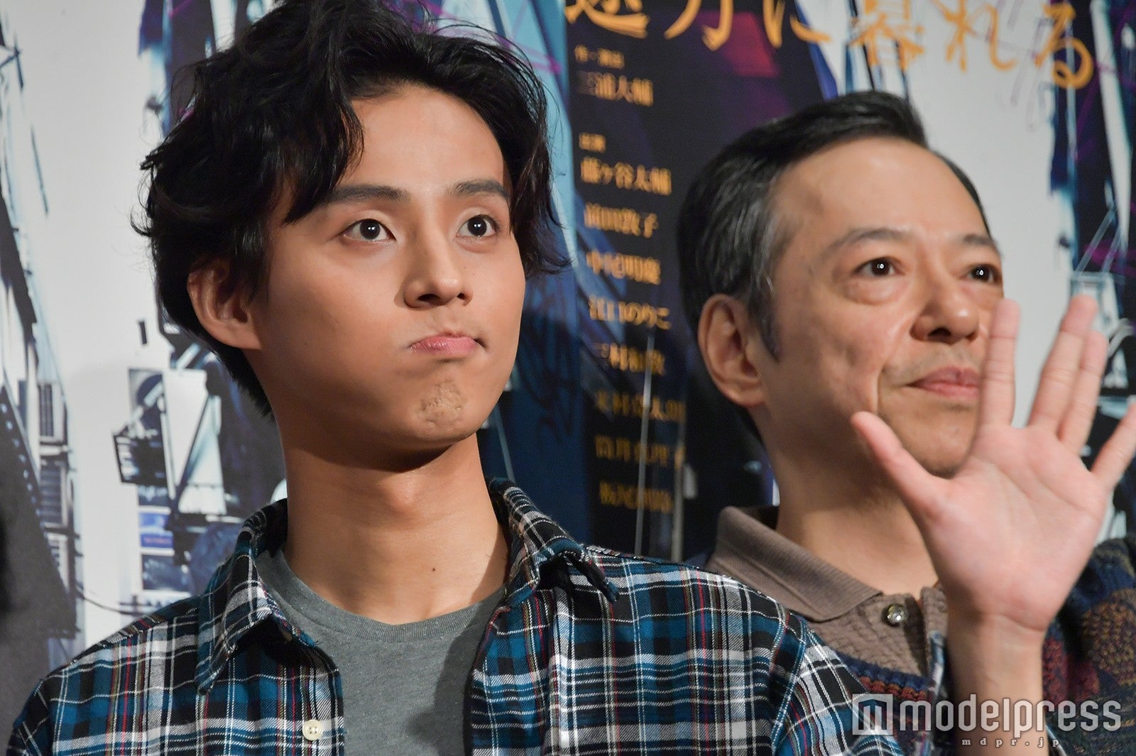 “ぷく顔”で手を振る藤ヶ谷太輔 （C）モデルプレス