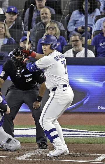 岡本和真が貴重なタイムリーで勝利に貢献！デビュー5戦連続安打＆3戦連続打点 本拠地がスタンディングオベーション 両チャレンジ失敗も動じず