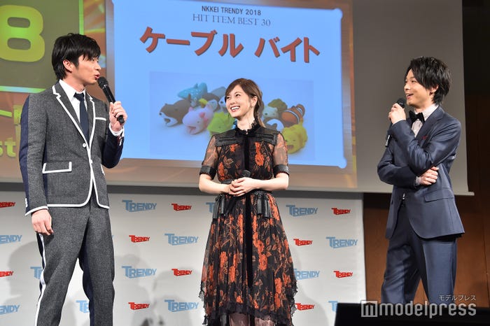 ケーブルバイトが“断線防止”と初めて知った田中圭/(左から)田中圭、白石麻衣、中村倫也(C)モデルプレス