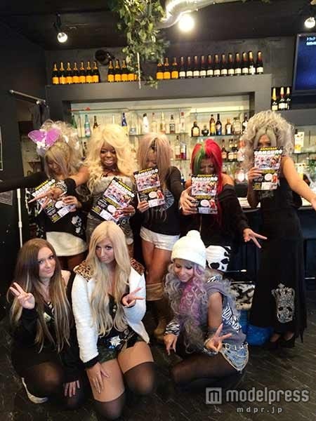 外国人ギャルたちと記念撮影