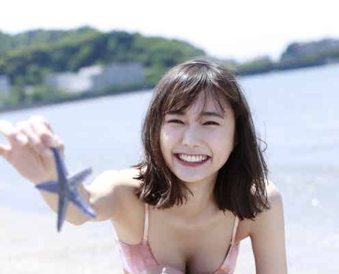 鈴木友菜の“ゆるふわ”笑顔にきゅん 自然体の水着姿披露