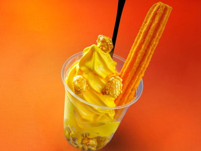 ハロウィーンサンデー(パンプキンソフトクリーム&チュロス) 850円(C)Disney