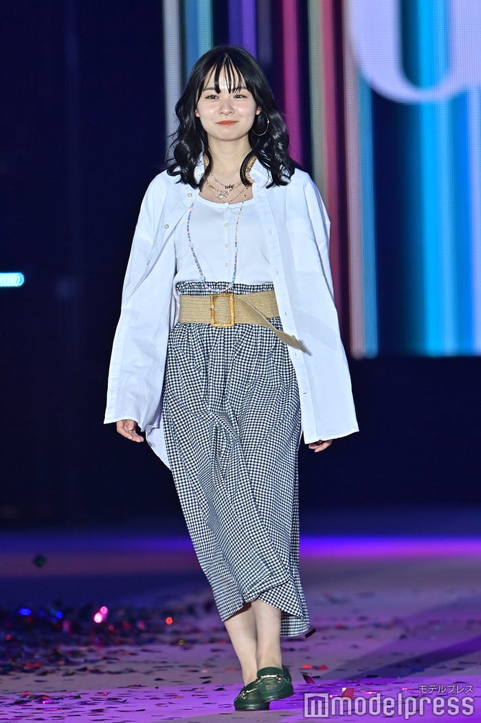 莉子 美デコルテ際立つ 涼しげモノトーンコーデで夏先取り Girlsaward 22 S S モデルプレス 莉子 美デコルテ際立つ 涼しげモノトーンコーデで夏先取り Girlsaward 22 S S モデルプレス