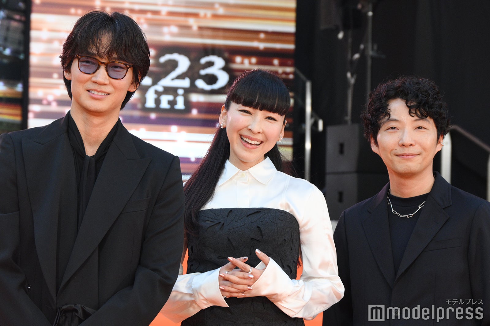 MIU404」綾野剛＆星野源、麻生久美子をWエスコート “伊吹＆志摩”がバディぶり発揮 - モデルプレス