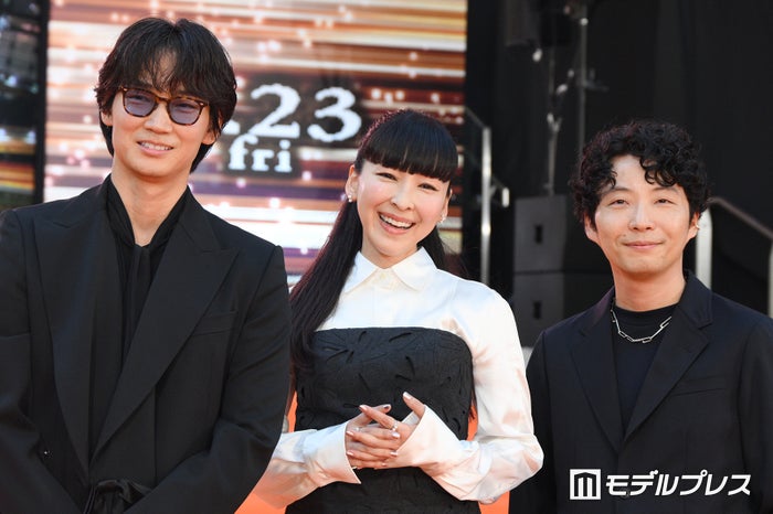 「MIU404」綾野剛＆星野源、麻生久美子をWエスコート “伊吹＆志摩”がバディぶり発揮