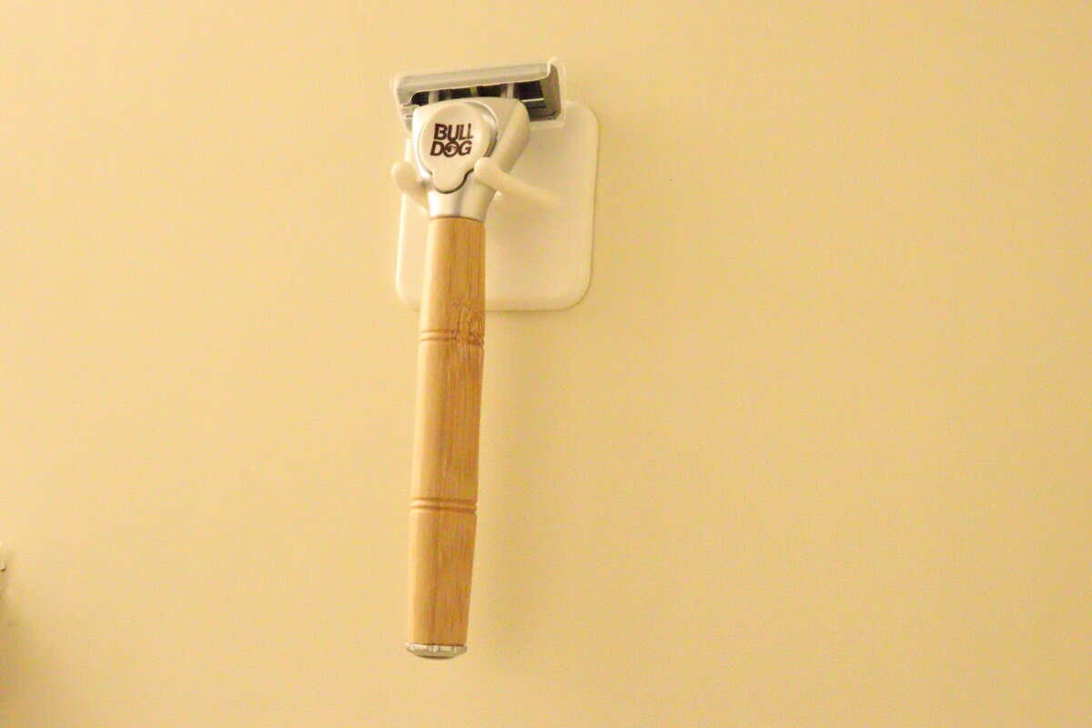 ダイソーのマグネットシェーバーホルダー（浴室用）にシェーバーをかける