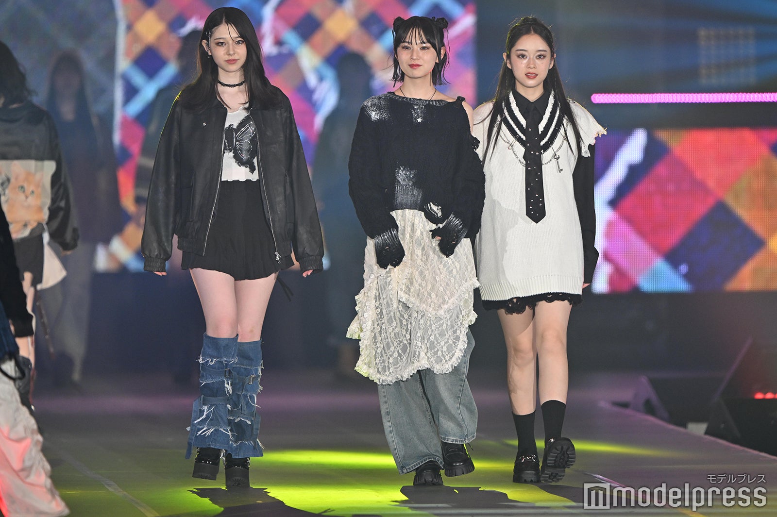 石川花、森崎美月、佐藤不二子「Seventeen」ステージ（C）モデルプレス