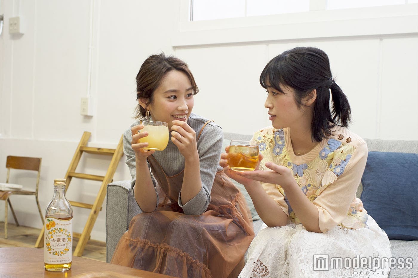 杏露酒でサシ飲み (C)モデルプレス