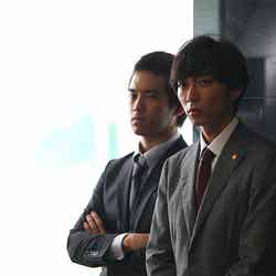 （左から）三浦貴大、渋谷謙人／連続ドラマ「探偵の探偵」第1話より