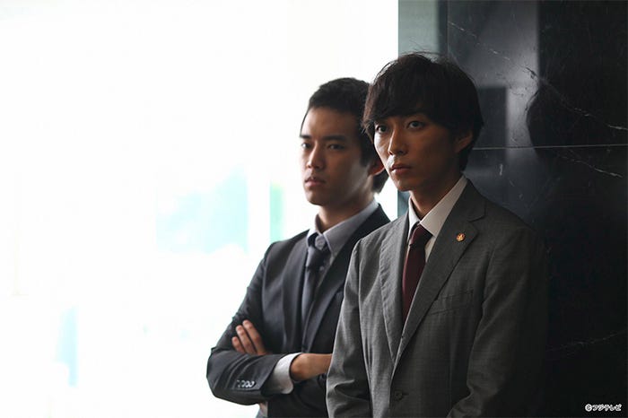 (左から)三浦貴大、渋谷謙人/連続ドラマ「探偵の探偵」第1話より