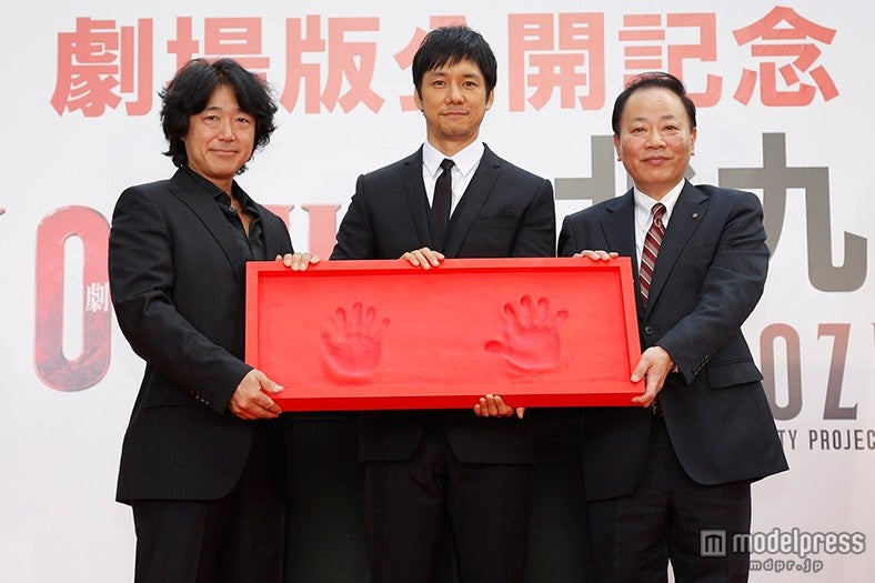 （左から）羽住英一郎監督、西島秀俊、梅本和秀北九州副市長（C）2015劇場版「MOZU」製作委員会　（C）逢坂剛／集英社