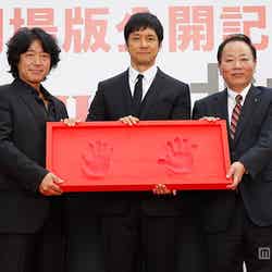 （左から）羽住英一郎監督、西島秀俊、梅本和秀北九州副市長（C）2015劇場版「MOZU」製作委員会　（C）逢坂剛／集英社