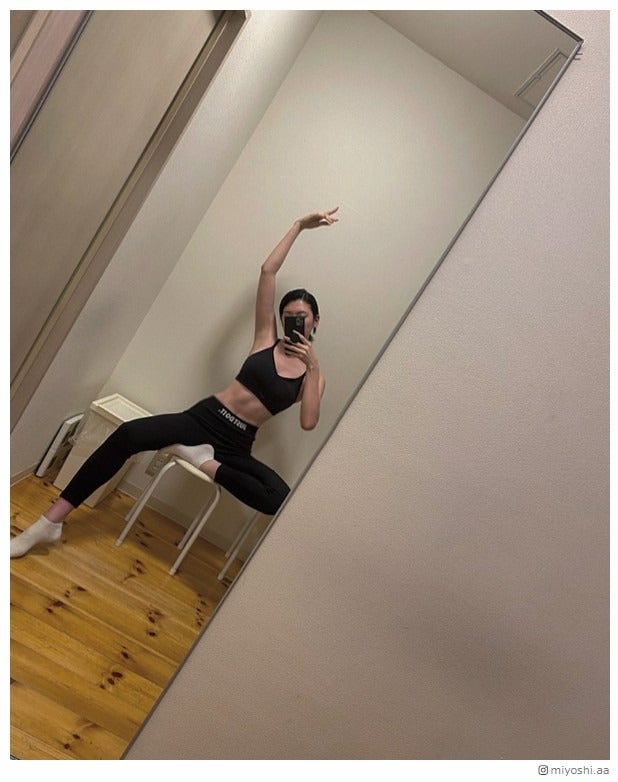 三吉彩花、鍛え抜かれた美ボディ披露 割れた腹筋にファン釘付け