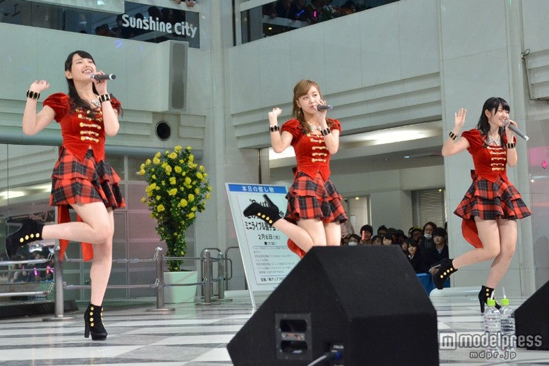 森高のカバー曲「ハエ男」を披露する℃-ute