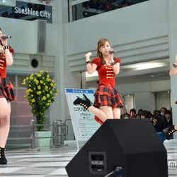 森高のカバー曲「ハエ男」を披露する℃-ute